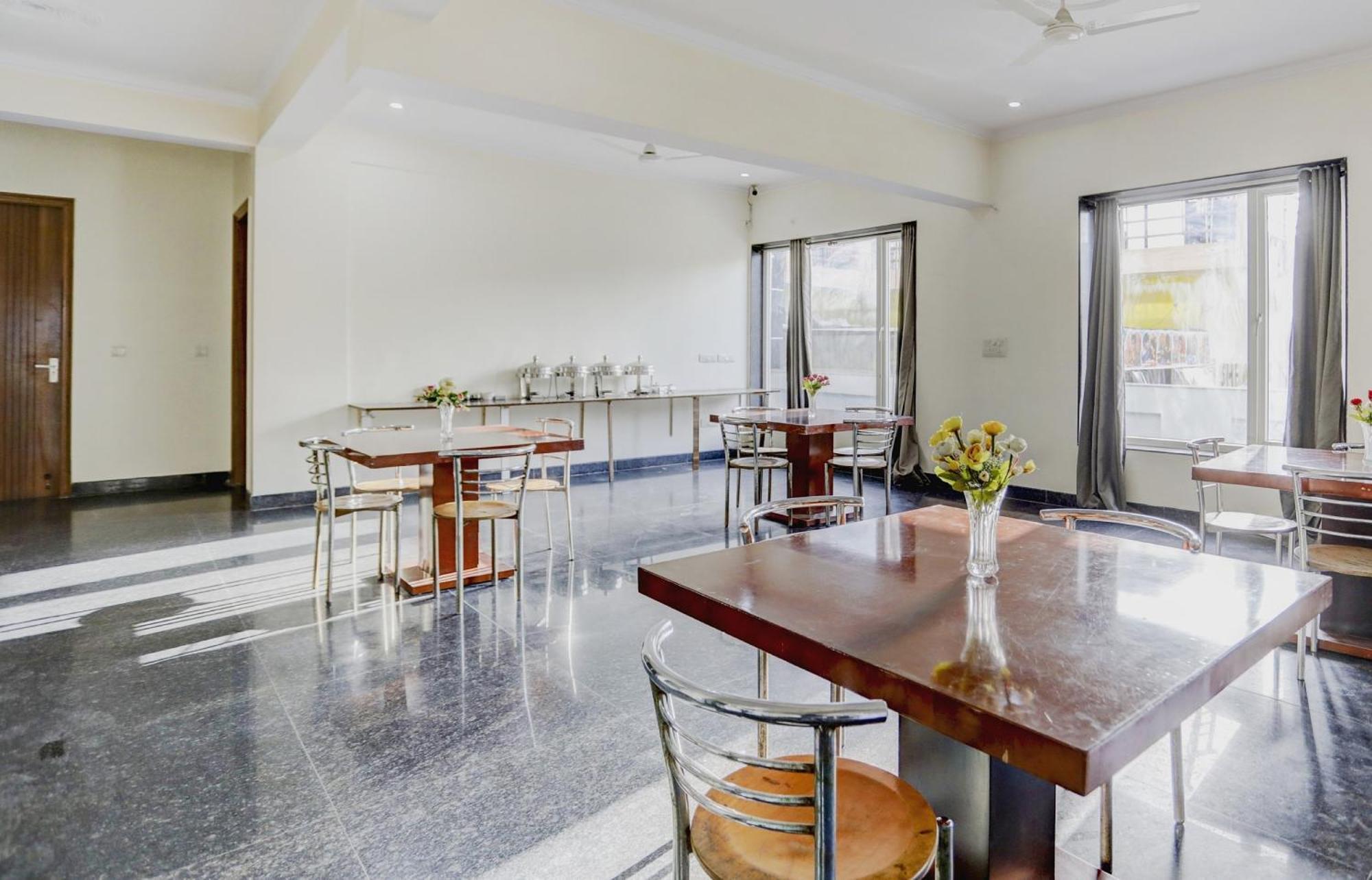 Super Town House Hi5 Aditya International Бхубанешвара Экстерьер фото