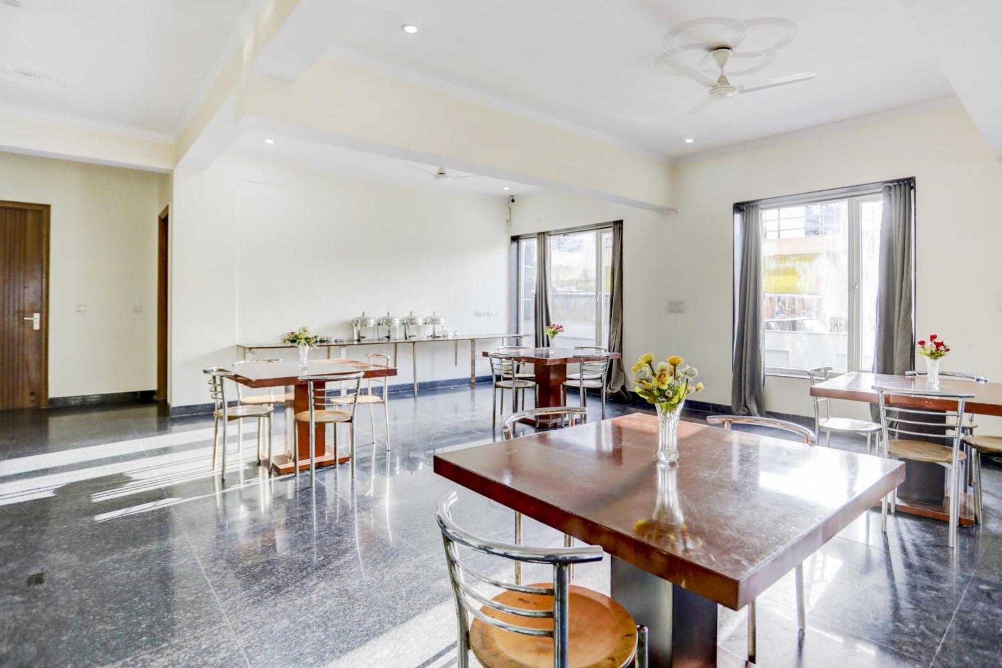 Super Town House Hi5 Aditya International Бхубанешвара Экстерьер фото